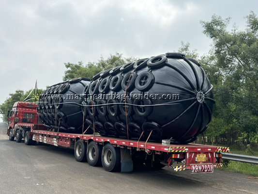 झटका अवशोषण वायवीय रबर फेंडर काला विश्वसनीय inflatable समुद्री फेंडर